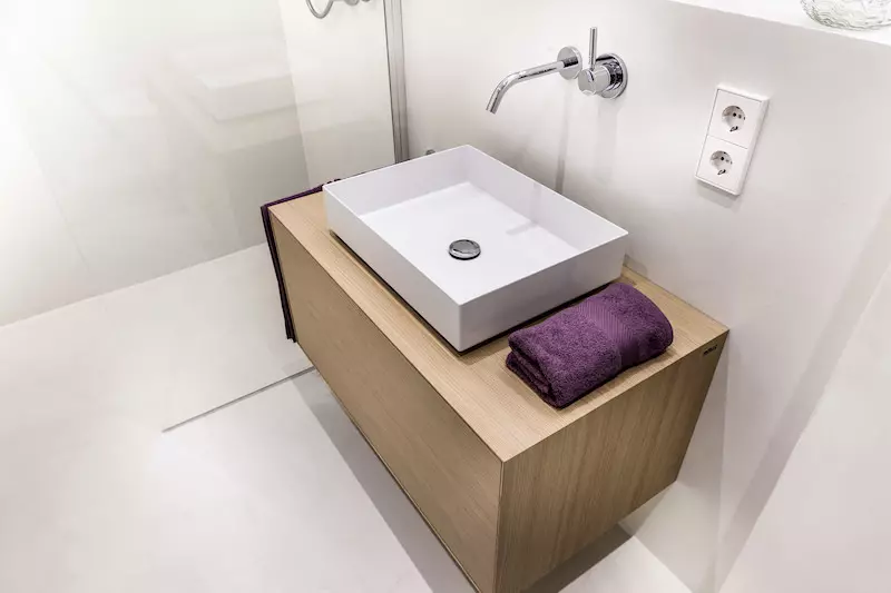 Modernes Waschbecken mit Holzunterschrank – Badgestaltung Köln